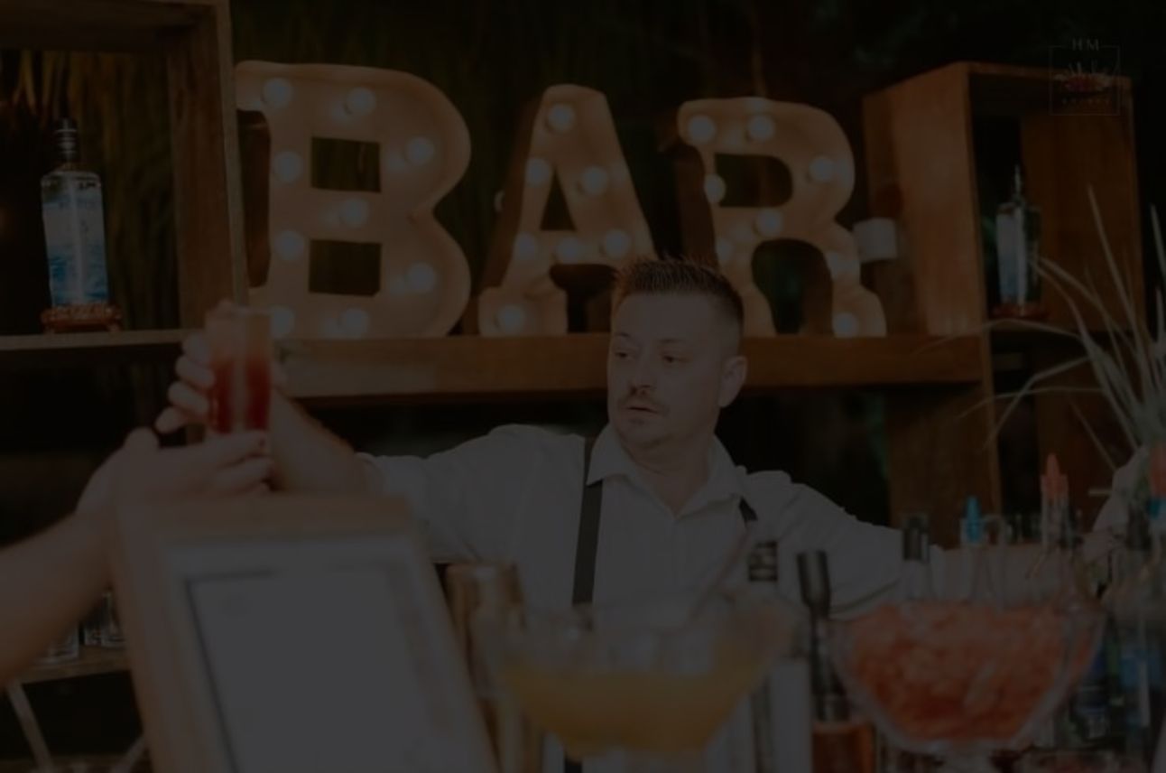 Bartender preparando coquetéis